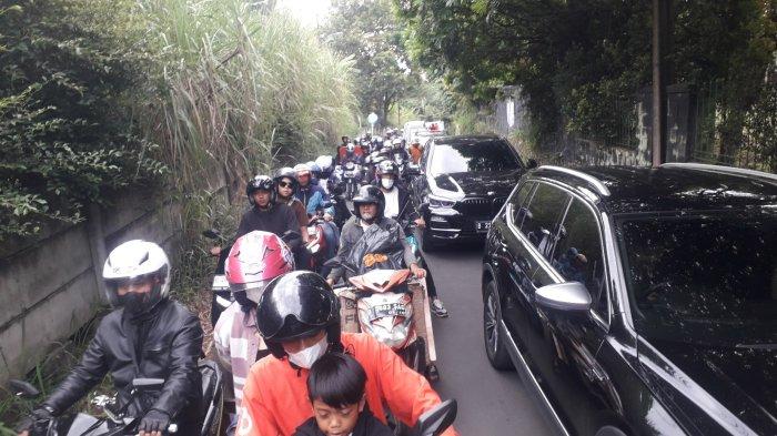 Arus kendaraan wisatawan yang mengarah ke Puncak Bogor tinggi di Jalur Alternatif Puncak via Pandansari Ciawi Bogor sampai pada Minggu (15/9/2024) sore.
