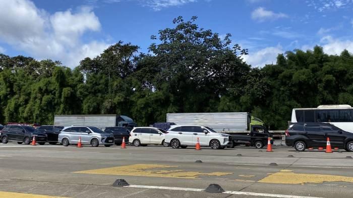 MACET USAI KECELAKAAN MAUT CIAWI - Empat lajur Tol Gerbang Tol (GT) Ciawi 2, Kecamatan Bogor Timur, Kota Bogor, masih ditutup pasca kecelakaan maut yang terjadi pada Selasa (4/2/2025) malam sekira pukul 23.30 WIB.