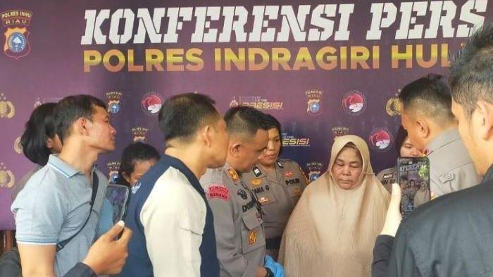 MAK GADI RATU NARKOBA - Mak Gadi dikenal sebagai bandar narkoba di Kabupaten Indragiri Hulu dan melibatkan anak serta menantunya dalam bisnis haram tersebut, sehingga ia dijuluki Ratu Narkoba.