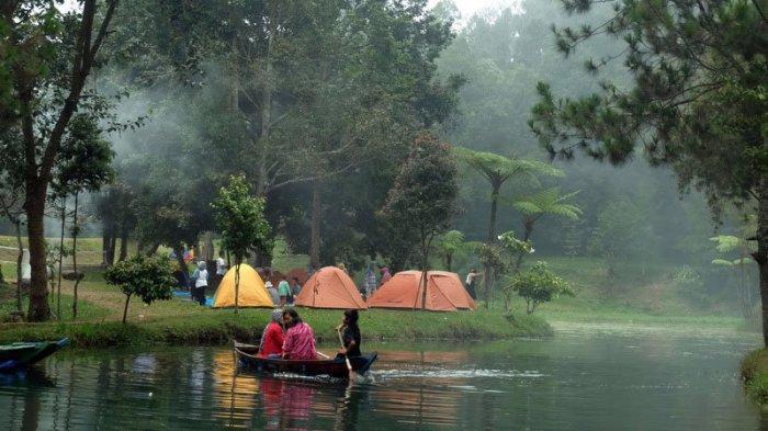 Bumi Perkemahan Mandalawangi berada di bawah kaki Gunung Gede Pangrango, sehingga tempat wisata Bogor ini memiliki udara sejuk.