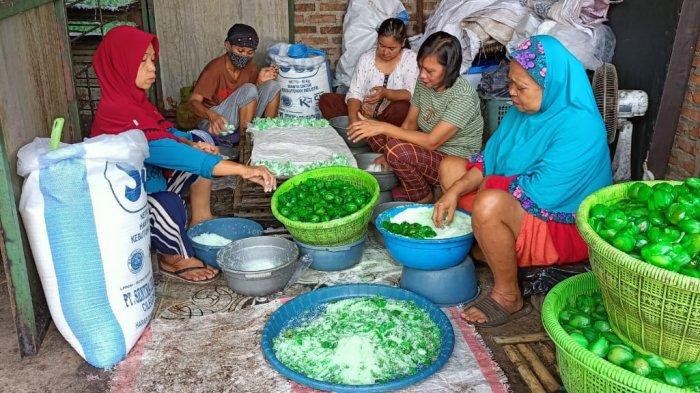 Manisan Pala yang berbentuk seperti bunga dan ditaburi gula putih, menjadi kuliner Bogor yang cocok untuk cemilan kamu disaat jenuh melanda.