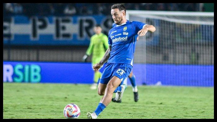 GELANDANG PERSIB MARC KLOK - Dalam foto: Marc Klok saat tampil membela Persib Bandung di laga pekan ketiga Liga 1 2024-2025