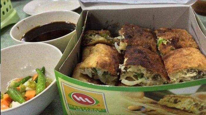 Martabak Air Mancur kuliner Bogor yang mengggugah selera, bisa kamu jadikan oleh-oleh saat bertemu pasangan maupun keluarga. 