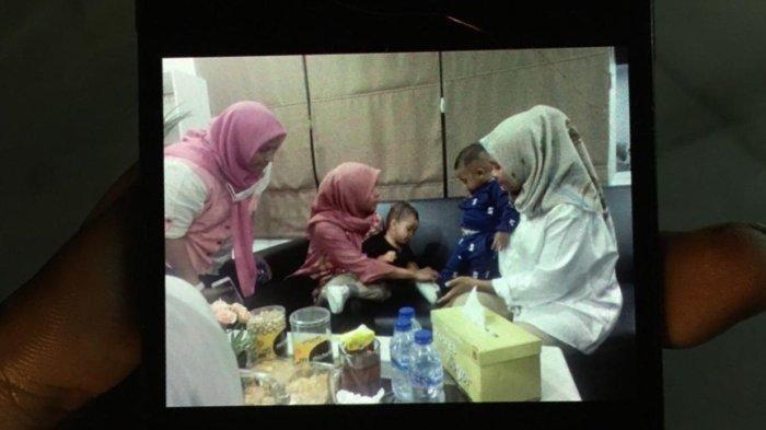 Penampakan kedua bayi tertukar di Bogor saat dipertemukan di satu ruangan bersama pihak Ibu S dan Ibu D dalam mediasi hasil tes DNA di Polres Bogor, Jumat (25/8/2023).