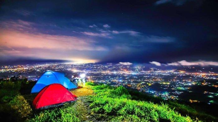 Bukit Alesano, tempat wisata di Bogor yang cocok bagi kamu yang ingin melihat indahnya citylight ketika berkemah.