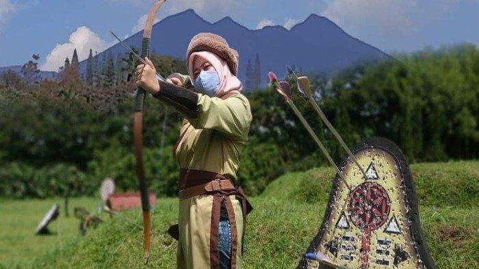Kegiatan memanah bisa kamu temui di tempat wisata The Ranch Puncak Bogor, berada di tengah rerumputan disuguhi dengan pemandangan yang indah.