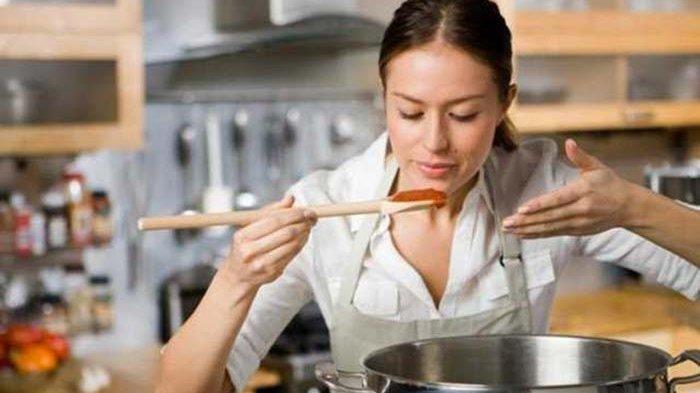 Mencicipi makanan merupakan salah satu perbuatan makruh loh, berikut ini beberapa perbuatan makruh lainnya yang biasa terjadi ketika berlangsungnya puasa di bulan Ramadhan 2023.