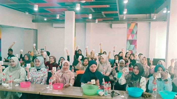 Museum Rekor Dunia Indonesia (MURI) mencatat adanya rekor baru di Indonesia, yaitu mencuci muka dengan jumlah peserta terbanyak, Minggu (16/2/2025).