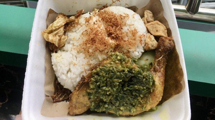 KULINER BOGOR - Ayam Teknik Kedai Si Teteh menawarkan paket hemat seharga Rp15.000 yang bikin kenyang dan puas. Dalam satu porsi, mencakup nasi satu setengah porsi dengan taburan bumbu serundeng, ayam goreng sambal hijau atau sambal merah, lengkap dengan tahu goreng, bakso goreng, kol goreng, serta irisan timun.