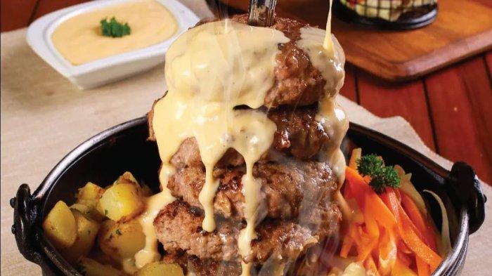 Menu steak dengan balutan keju yang begitu lumer akan kamu dapatkan jika berkunjung ke tempat kuliner Bogor di Bavarian Haus Bratwurst 'n Grill.
