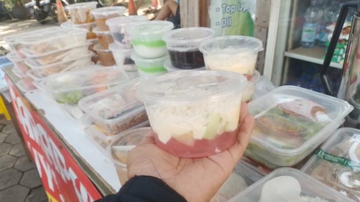 KULINER BOGOR -  Menu Lapak Nyarap di Jalan Cidangiang No.1, Tegallega, Kecamatan Bogor Tengah, Kota Bogor. Salad buah dengan isian buah melon ,apel, dan jelly dilumuri saus salad.