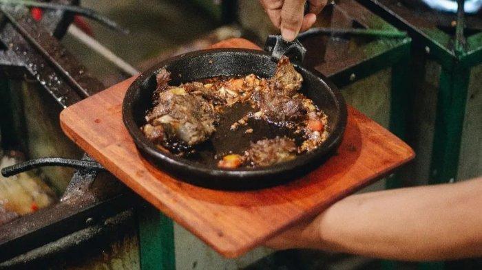 Iga Bakar Lokalaku merupakan kuliner Bogor yang punya cita rasa dan cara penyajian yang unik. Di sini iga langsung dibakar dengan menggunakan cobek.