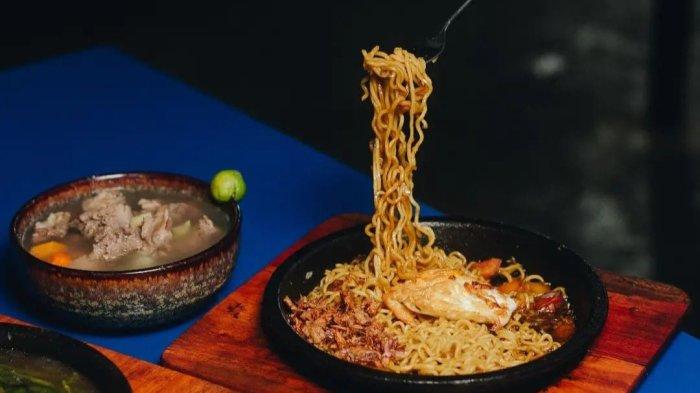 Selain mwnyediakan iga bakar, kuliner Bogor satu ini juga menyediakan Indomie iga bakar. Cocok banget buat kamu yang sedang mencari tempat makan.