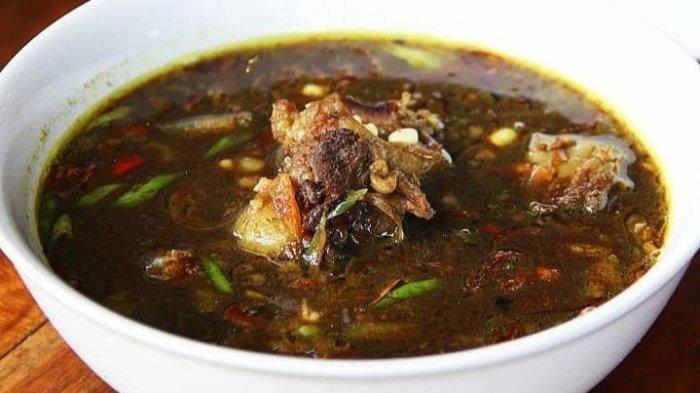 Punya menu rawon yang lezat Kedai Kollout ini tak hanya sajikan kuliner Bogor saja tapi juga makanan Nusantara lainnya yang tak kalah enak.