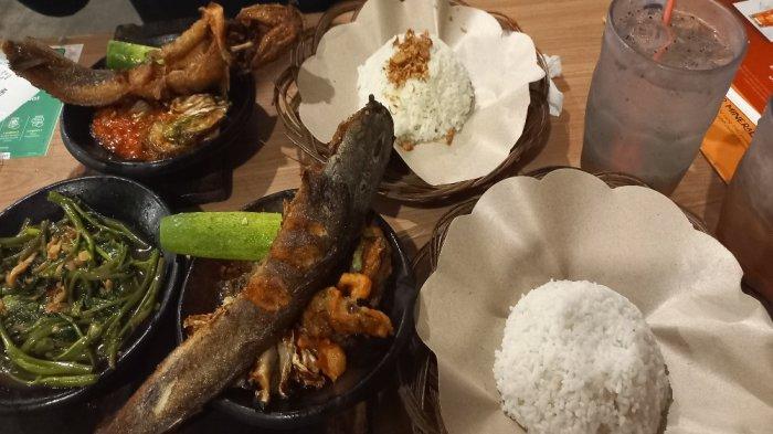 Sambal lele dan cah kangkung merupakan salah satu menu kuliner Bogor di Sambal Bakar Indonesia.