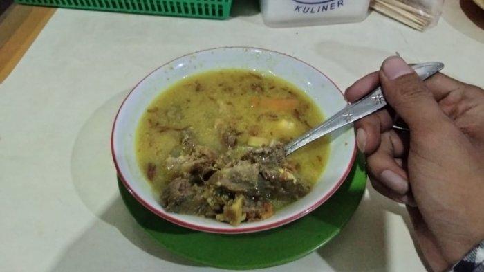 KULINER BOGOR - Soto Kuning Pak M Yusuf di Jalan Suryakencana, Kota Bogor. Salah satu kuliner legendaris yang wajib dicoba saat mencari santapan buka puasa di sini.