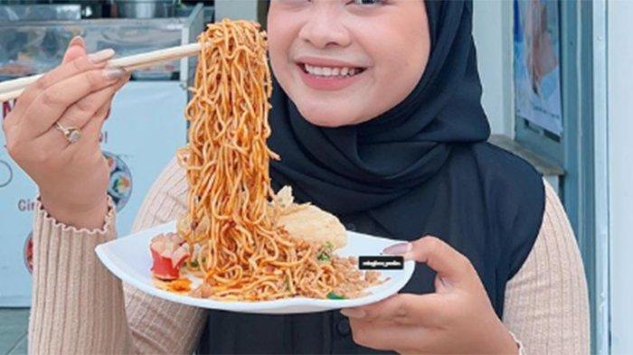 Mie Glow jadi salah satu kuliner Bogor yang wajib dikunjungi. Berbagai varian Mie Glow ini dibanderol dengan harga yang terjangkau.