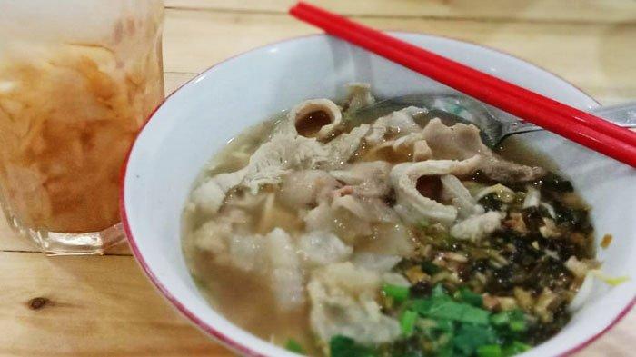 Salah satu kuliner Bogor yang wajib dicoba yakni Mie Kocok Apang, yang lokasinya berdekatan dengan Gang Aut, Jalan Suryakencana, Kota Bogor.