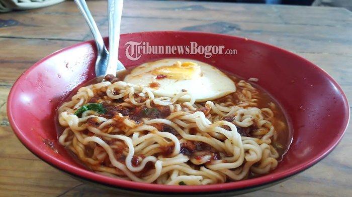 Mie Nampol kuliner Bogor yang punya kepedasan menyiksa jika memesan level paling tinggi.