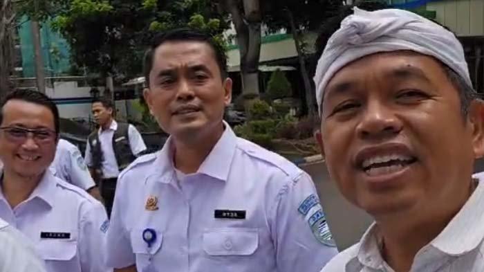 Tangkapan layar Dedi Mulyadi bersama pegawai BMKG, disadur pada Senin (10/3/2025). Gubernur Jawa Barat mengurai rencananya untuk melakukan modifikasi cuaca selama 10 hari supaya wilayah Jawa Barat tidak hujan guna mencegah banjir.
