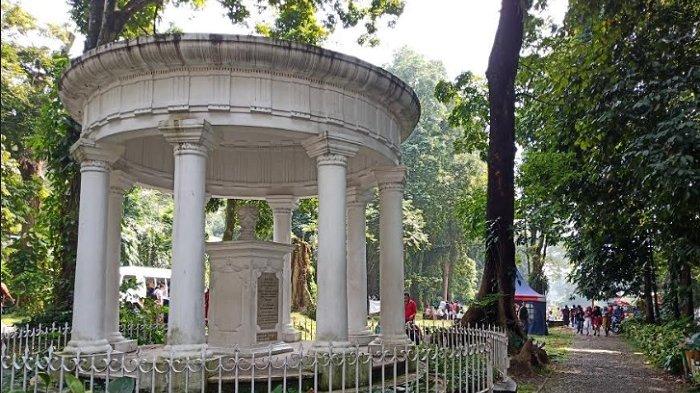 Monumen Lady Raffles yang berada di Kebun Raya Bogor, tempat wisata bersejarah peninggalan bangsa Belanda.