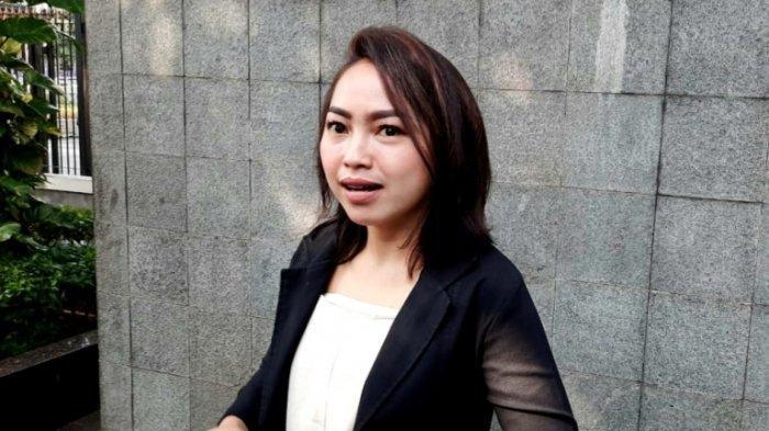 Mpok Alpa terpikir untuk mengajukan gugatan cerai dengan Aji Darmaji alias Idung ke pengadilan agama setelah sering ribut usai jadi korban penipuan. Komedian Mpok Alpa di TransTV, Jalan Kapten Tendean, Mampang Prapatan, Jakarta Selatan, Kamis (25/6/2020).