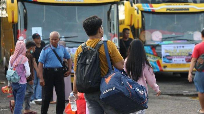 Ilustrasi masyarakat mudik ke kampung halaman dengan transportasi bus untuk merayakan Idul Fitri.