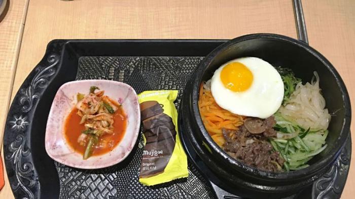 Menikmati hidangan dengan nuansa bak berada di Korea di Mujigae, salah satu kuliner Bogor yang wajib dikunjungi. 