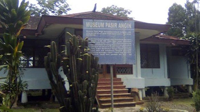 Museum Pasir Angin memiliki koleksi peninggalan benda prasejarah, tempat wisata di Bogor ini sudah diteliti sejak 1970.