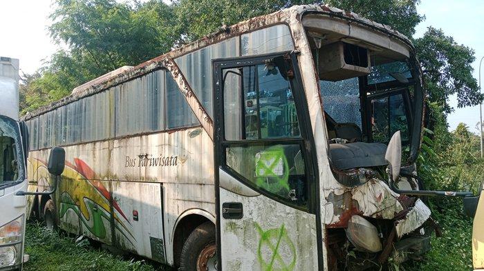 Bangkai Bus Giri yang kecelakaan di Puncak Bogor pada 2013 yang kerap dieluhkan warga gara-gara sering lihat penampakan.