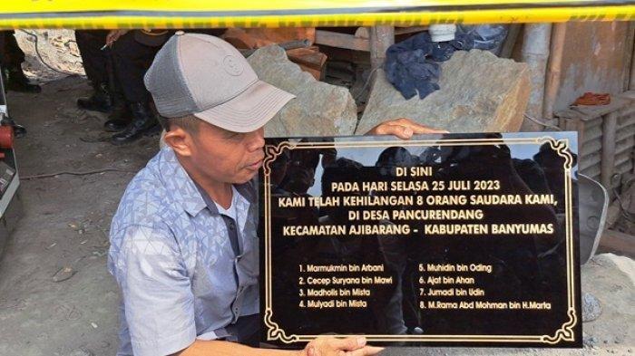 Pemasangan prasasti menjadi tanda 8 penambang emas yang masih terjebak di lubang galian tambang rakyat, Desa Pancurendang, Kecamatan Ajibarang, Kabupaten Banyumas, Selasa (1/8/2023)