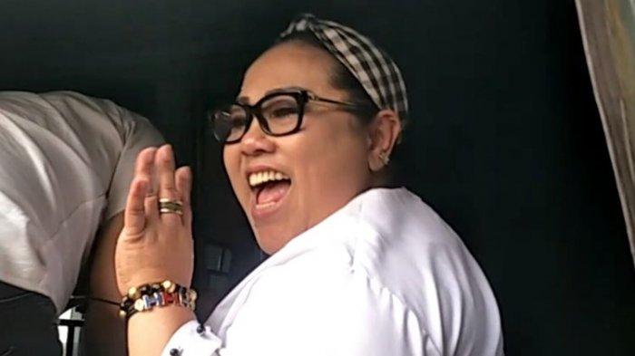 NUNUNG - Komedian Nunung saat meninggalkan Kejaksaan Negeri Jakarta Selatan, Kamis (12/9/2019).