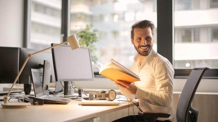 ILUSTRASI Bekerja di kantor dengan semangat