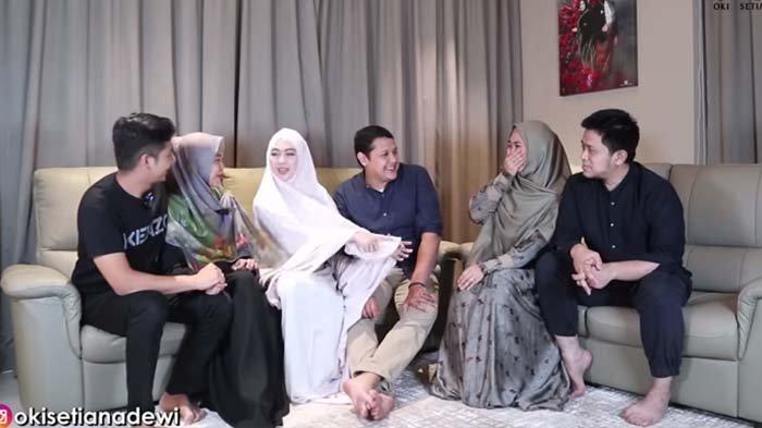 Oki Setiana Dewi menangis ungkap perubahan Ria Ricis setelah menikah dengan Teuku Ryan