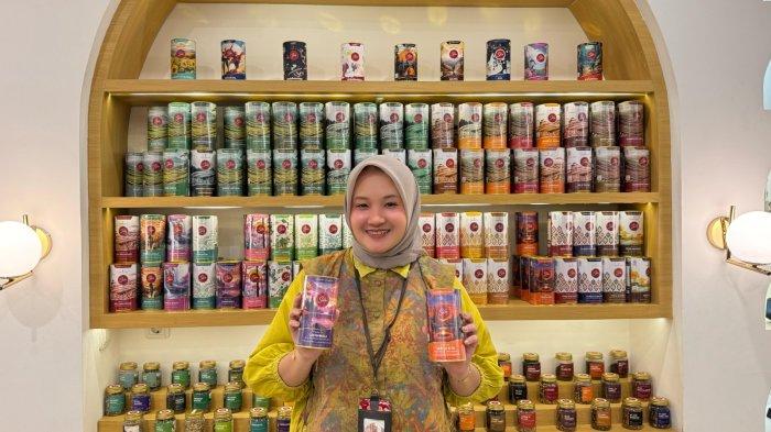 UMKM BOGOR - Brand and Business Manager Sila Tea House, Clara, saat berada di galeri Sila Tea House.