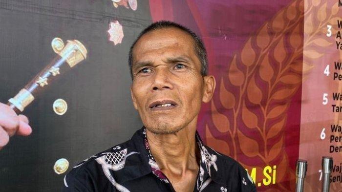 Alvi Noviardi alias Pak Alvi, guru honorer asal Sukabumi yang nyambi jadi pemulung saat ditemui di Polres Cimahi, Senin (7/10/2024).