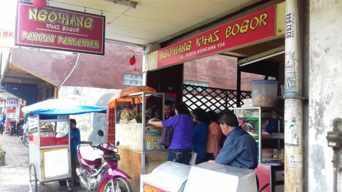 Resto Ngohiang Khas Bogor yang berada di Jalan Suryakancana, Kecamatan Bogor Tengah, Kota Bogor, Jawa Barat.