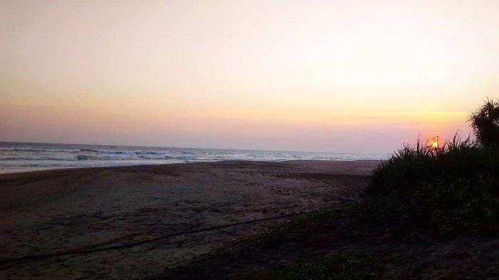 Menikmati cantiknya sunset yang ada di Pantai Lugina Cianjur. Kamu bisa berkeliling di bibir pantai sambal bermain air, tempat wisata ini cocok untuk healing kamu.