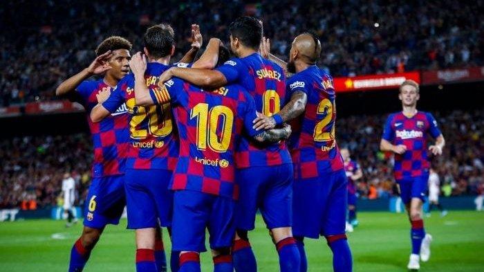 Para pemain Barcelona merayakan gol pertama yang dicetak oleh Luis Suarez kala melawan Sevilla di Stadion Camp Nou, Minggu (6/10/2019).