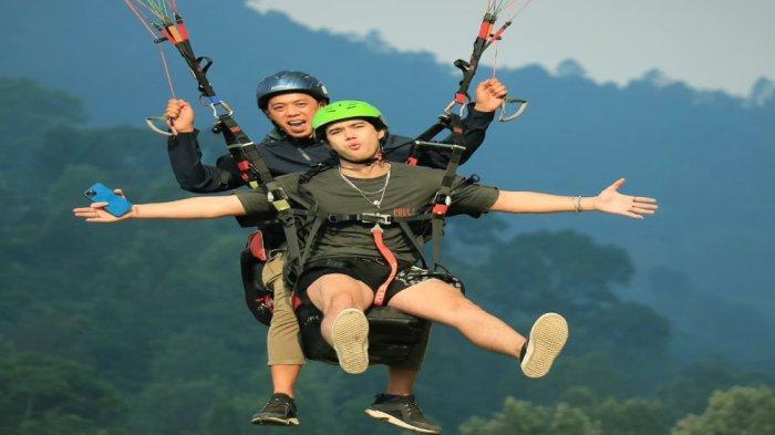Di tempat wisata Bukit Gantole Puncak Bogor, kamu bisa merasakan sensasi terbang menaiki paralayang melihat keindahan hamparan kebun teh dari ketinggian.