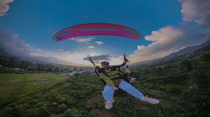 Bagi kamu si pemberani wajib coba naik paralayang di tempat wisata Puncak Bogor ini. Rasakan sensasi terbang di ketinggian 1300 mdpl.