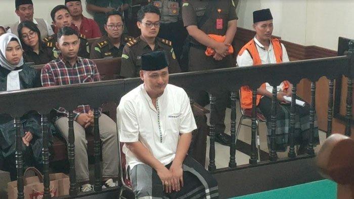 Terdakwa Hasan Basri (kemeja putih) dan Wardi (mengenakan rompi tahanan) saat mengikuti sidang pertama di Pengadilan Negeri Bangkalan, Rabu (22/5/2024) dengan agenda pembacaan dakwaan atas perkara carok yang menewaskan 4 orang para 12 Januari 2024 malam.