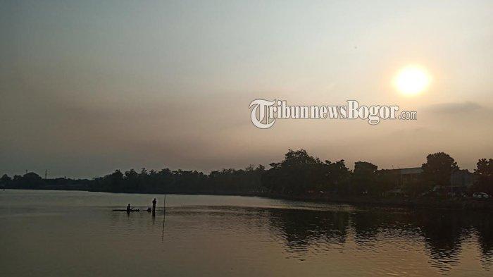 Pemandangan sunset di Situ Cikaret, tempat wisata dengan suasana matahari terbenam terindah.