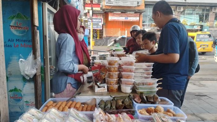 KULINER BOGOR -  Lapak Nyarap di Jalan Cidangiang No.1, RT.04/RW.05, Tegallega, Kecamatan Bogor Tengah, Kota Bogor, menyediakan beragam menu makanan yang cocok untuk sarapan dengan harga serba Rp10.000.