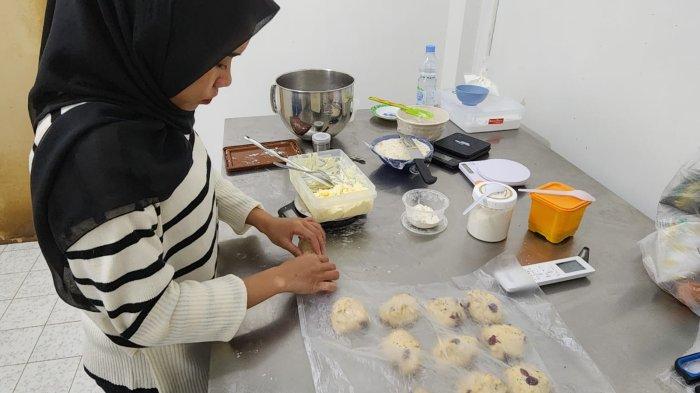 UMKM BOGOR - Proses pembuatan roti gandum Pada Soeka Bakery, bahannya menggunakan bahan lokas dengan kualitas premium sehingga memberikan tekstur lembut dan rasa lezat pada rotinya.