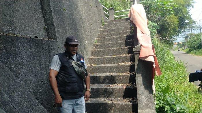 TKP ditemukannya mayat bayi laki laki di TPU Gunung Gadung, Kamis (13/7/2023).