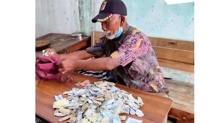 VIRAL PENGEMIS KAYA: Tangkapan layar sosok pengemis kaya raya di Kediri sedang menghitung uangnya hasil mengemis. Viral di media sosial pengemis di Kediri yang membawa uang puluhan juta. Kasusnya mirip seperti yang terjadi di Bogor dua tahun lalu.