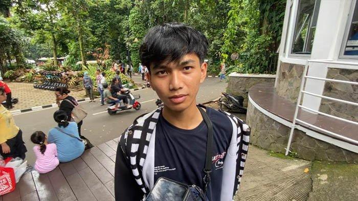 Fauzi (23), pengunjung Kebun Raya Bogor asal Cisaat, Sukabumi, Jawa Barat di momen libur Lebaran 2024, Jumat (12/4/2024).