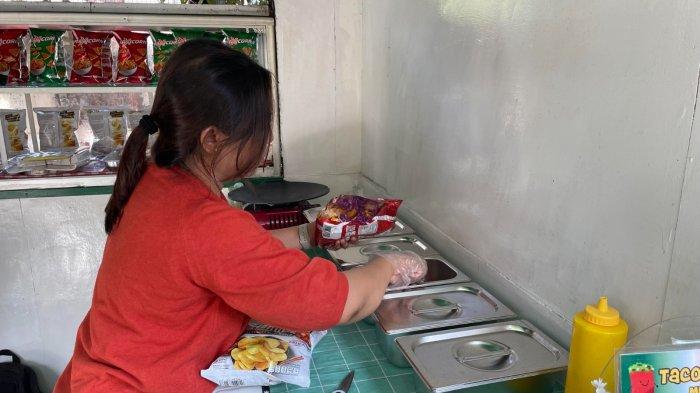 KULINER BOGOR - Proses penyajian taco di gerai Tacotopia dilakukan dengan standar kebersihan dan kerapian. Pelanggan dapat melihat langsung penyusunan isi taco di meja saji, mulai dari daging, sayur, hingga saus pelengkap.