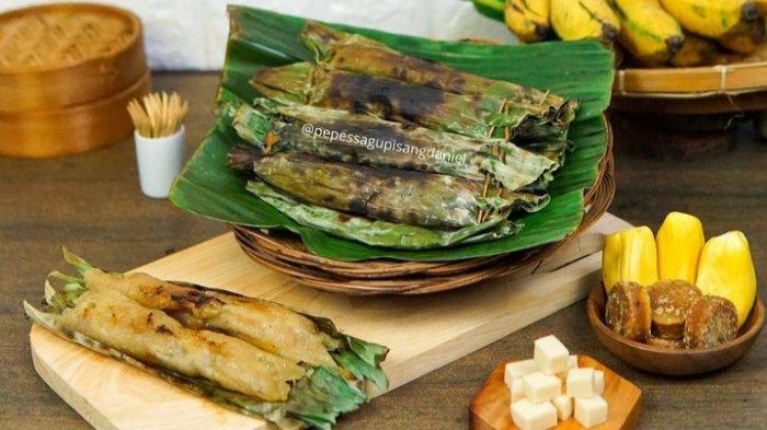 Inilah camilan unik kuliner Bogor yang bisa kamu jadikan oleh-oleh, rasa manis dari Pepes Sagu Pisang ini bikin kamu pengen makan terus.